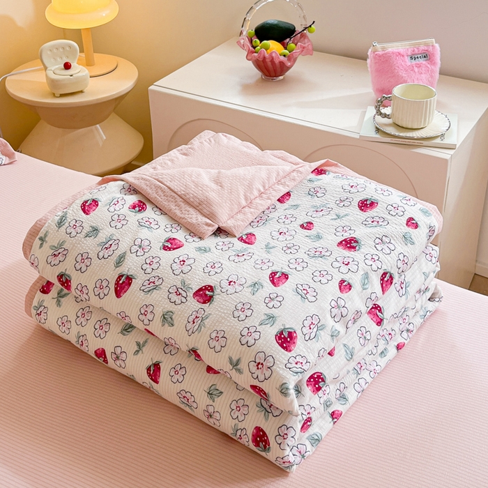 91家纺网 家纺一手货源 找家纺 2024新款泡泡棉小缺角工艺夏被四件套 草莓园