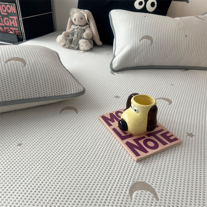 91家纺网 家纺一手货源 找家纺 HL原创 2024新款PE聚乙稀纤维-冰魔豆凉席 星星月亮-咖（平铺款）