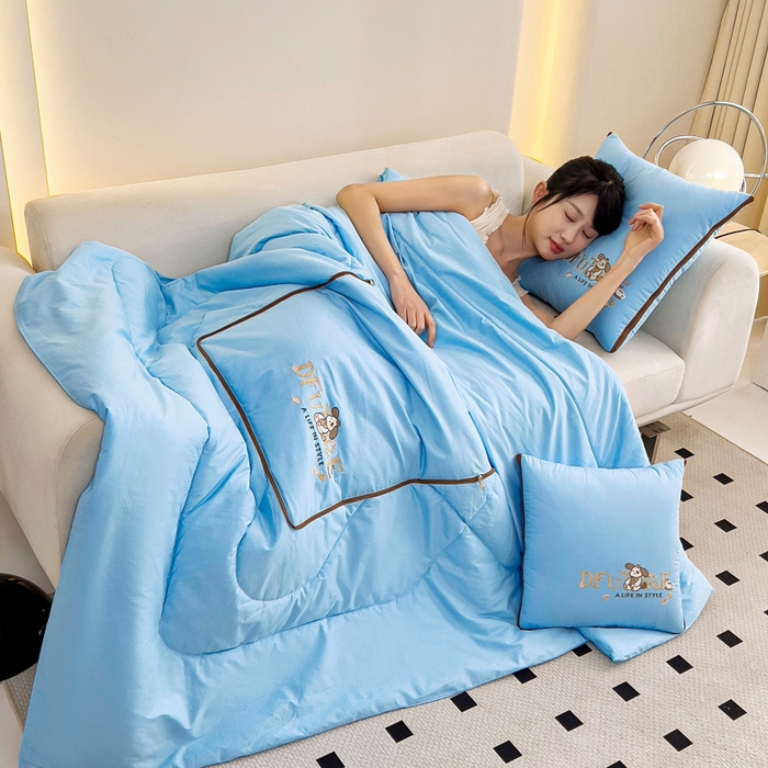 91家纺网 家纺一手货源 找家纺 阳光依佰抱枕被 2024新款纯棉刺绣多功能抱枕被-哈哈狗 哈哈狗-冰川蓝