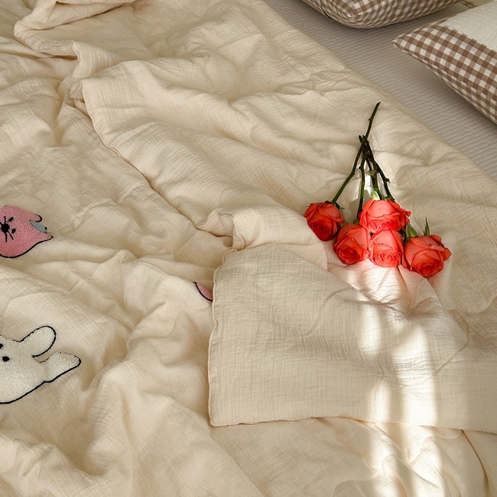 91家纺网 家纺一手货源 找家纺 洋铭区（原狠狠爱）2024新款皱皱纱绣花夏被 乐园派对