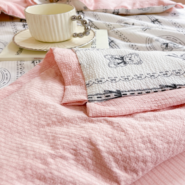 91家纺网 家纺一手货源 找家纺 2024新款泡泡棉小缺角工艺夏被四件套 英伦熊-米