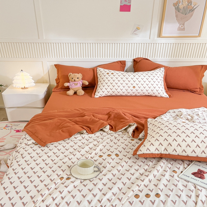 91家纺网 家纺一手货源 找家纺 2024新款泡泡棉小缺角工艺夏被四件套 轩尼草莓