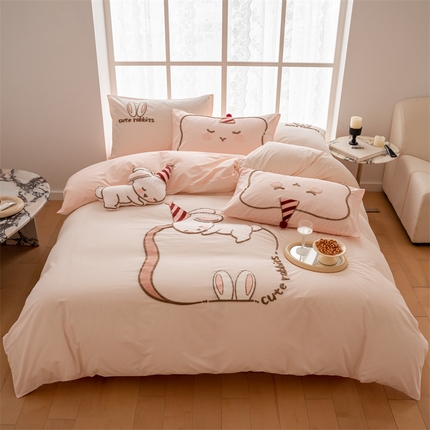 91家纺网 家纺一手货源 找家纺 名品优仓 2024新款水洗棉毛巾绣卡通刺绣四件套 吉娜兔