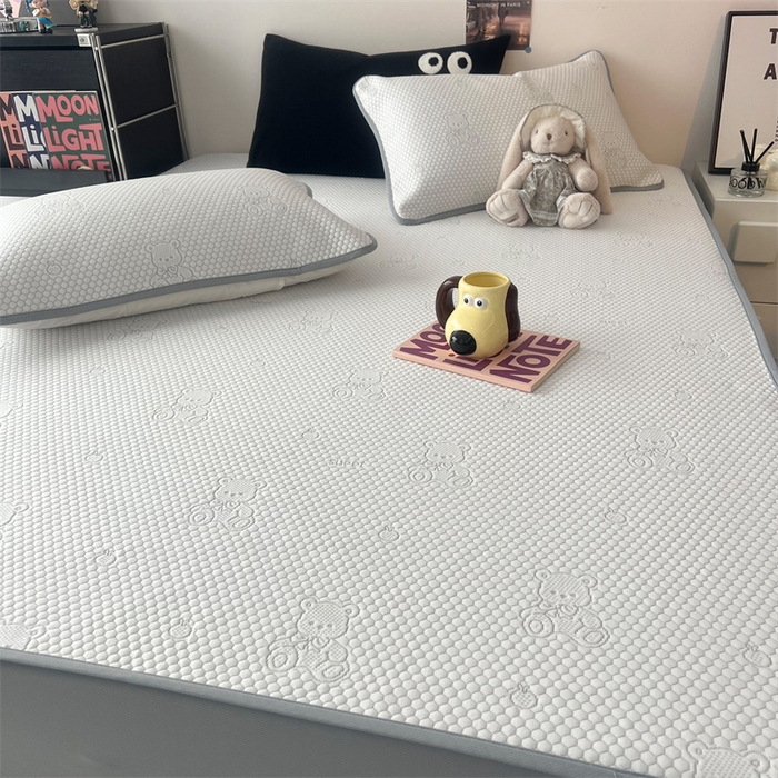 91家纺网 家纺一手货源 找家纺 HL原创 2024新款PE聚乙稀纤维-冰魔豆凉席 小熊-灰（平铺款）