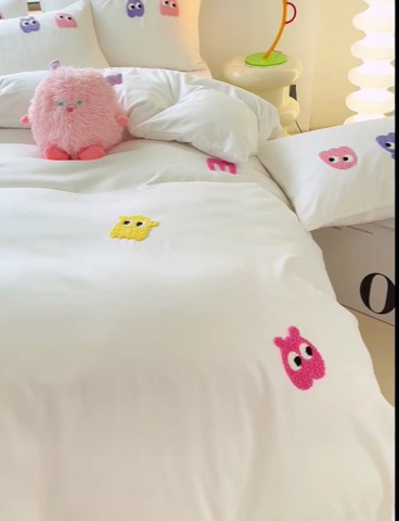 91家纺网 家纺一手货源 找家纺 曼谷 年新款多巴胺毛巾绣四件套柔软磨毛床上用品水洗棉套件 多巴胺-奶白