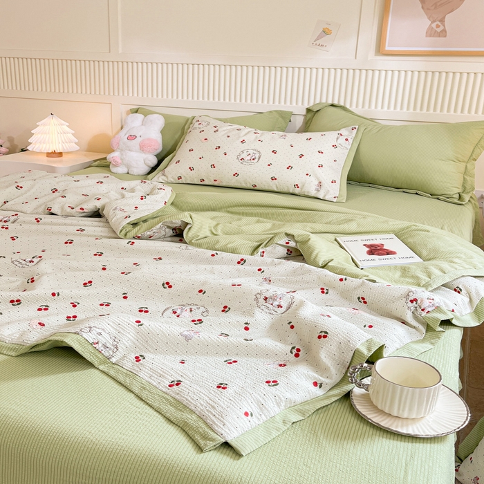 91家纺网 家纺一手货源 找家纺 2024新款泡泡棉小缺角工艺夏被四件套 小樱桃