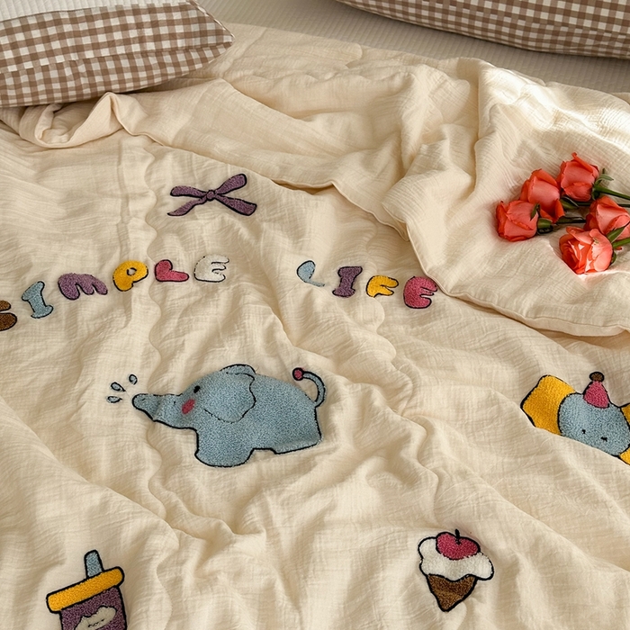 91家纺网 家纺一手货源 找家纺 洋铭区（原狠狠爱）2024新款皱皱纱绣花夏被 甜筒小蓝象