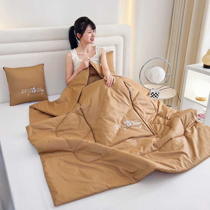 91家纺网 家纺一手货源 找家纺 阳光依佰抱枕被 2024新款纯棉刺绣多功能抱枕被-哈哈狗 哈哈狗-经典驼