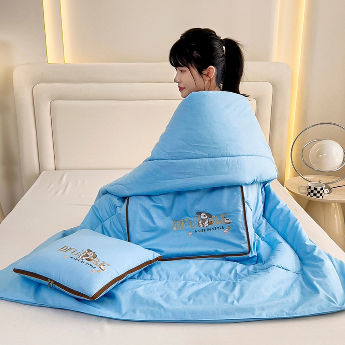 91家纺网 家纺一手货源 找家纺 阳光依佰抱枕被 2024新款纯棉刺绣多功能抱枕被-哈哈狗 哈哈狗-冰川蓝