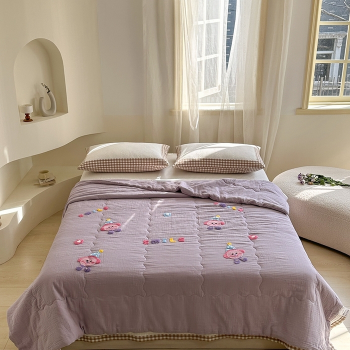 91家纺网 家纺一手货源 找家纺 洋铭区（原狠狠爱）2024新款皱皱纱绣花夏被 微笑派对