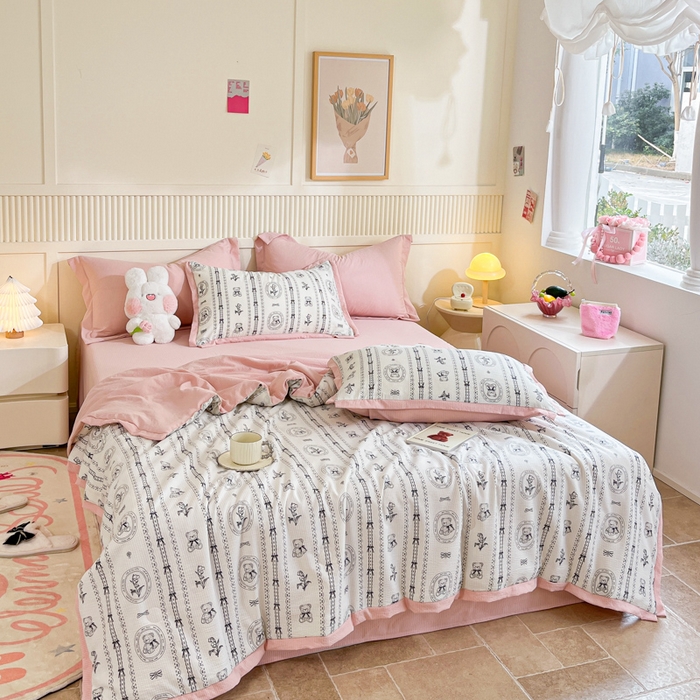 91家纺网 家纺一手货源 找家纺 2024新款泡泡棉小缺角工艺夏被四件套 英伦熊-米