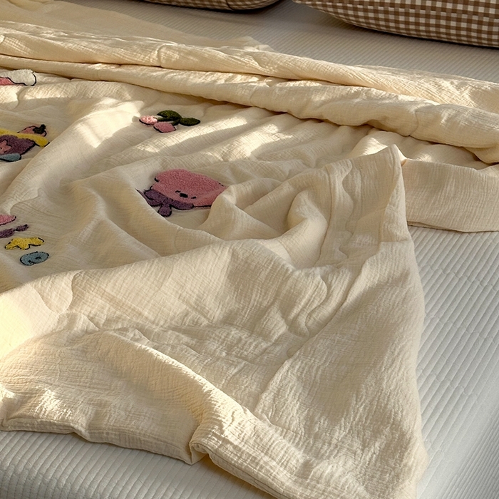 91家纺网 家纺一手货源 找家纺 洋铭区（原狠狠爱）2024新款皱皱纱绣花夏被 萌兔小熊