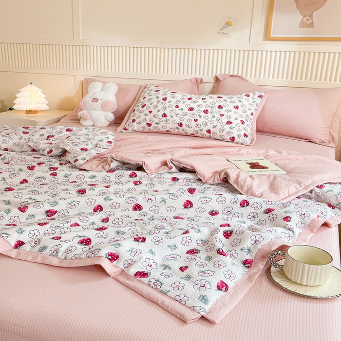 91家纺网 家纺一手货源 找家纺 2024新款泡泡棉小缺角工艺夏被四件套 草莓园