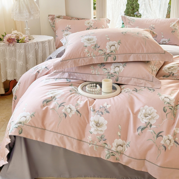 91家纺网 家纺一手货源 找家纺 7V 小清新大宽边100%纯棉法式四件套轻奢13376全棉喷气宽幅长绒棉被套床单床笠套件 落落晨光-粉