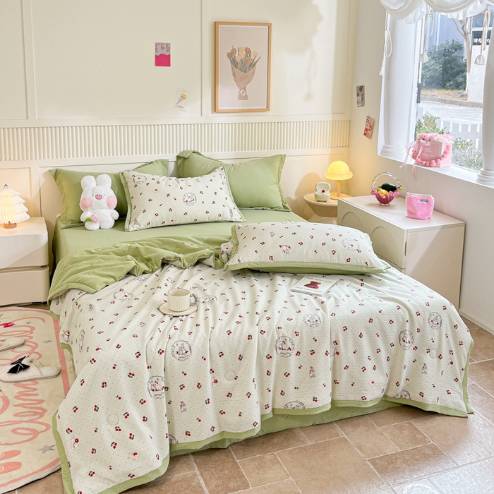 91家纺网 家纺一手货源 找家纺 2024新款泡泡棉小缺角工艺夏被四件套 小樱桃