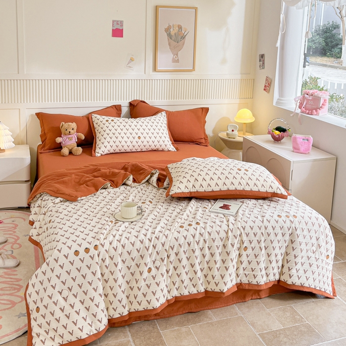 91家纺网 家纺一手货源 找家纺 2024新款泡泡棉小缺角工艺夏被四件套 轩尼草莓