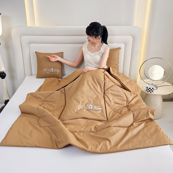 91家纺网 家纺一手货源 找家纺 阳光依佰抱枕被 2024新款纯棉刺绣多功能抱枕被-哈哈狗 哈哈狗-经典驼