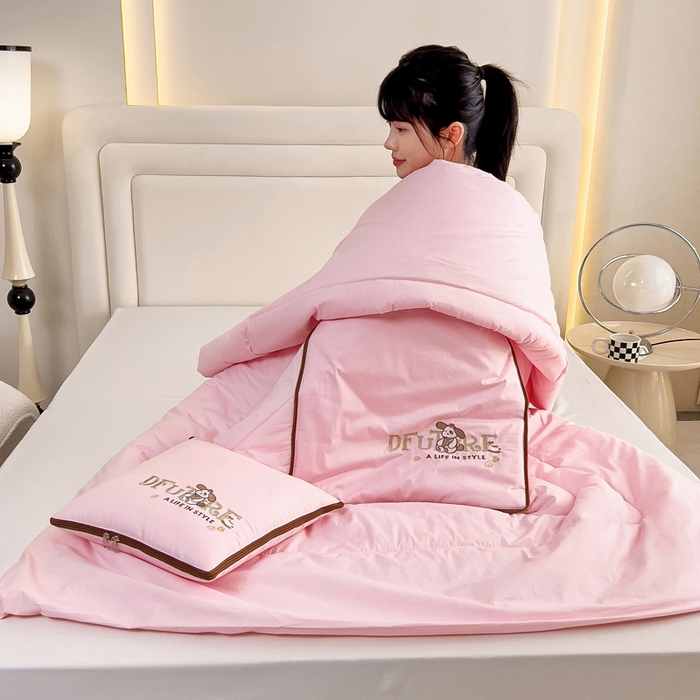 91家纺网 家纺一手货源 找家纺 阳光依佰抱枕被 2024新款纯棉刺绣多功能抱枕被-哈哈狗 哈哈狗-樱花粉