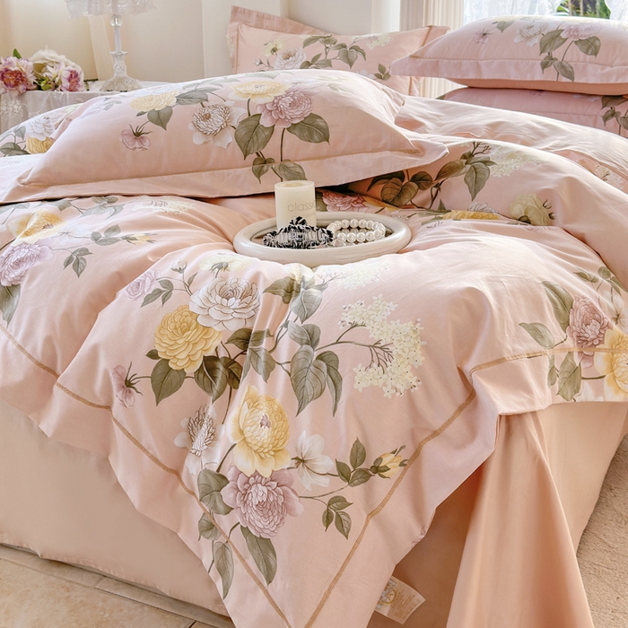 91家纺网 家纺一手货源 找家纺 7V 小清新大宽边100%纯棉法式四件套轻奢13376全棉喷气宽幅长绒棉被套床单床笠套件花绘-粉
