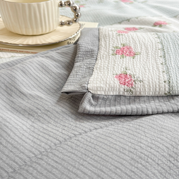 91家纺网 家纺一手货源 找家纺 2024新款泡泡棉小缺角工艺夏被四件套 粉色夏恋