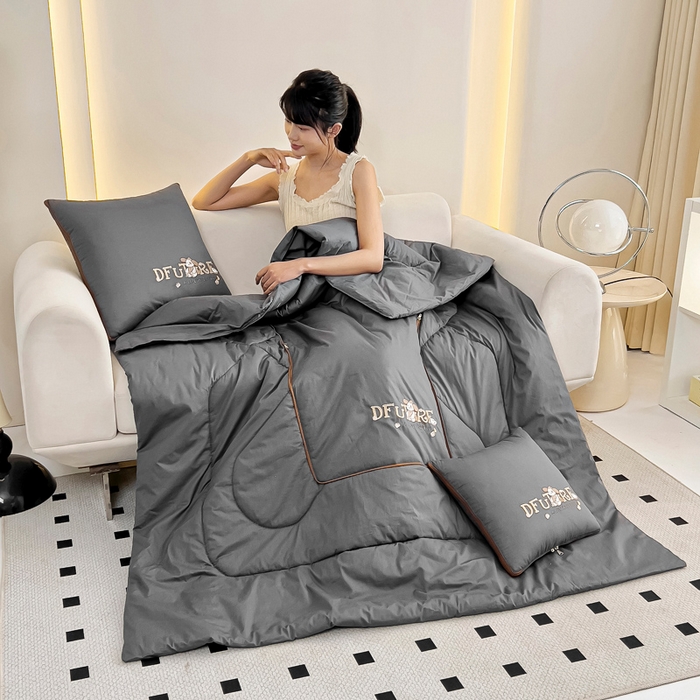 91家纺网 家纺一手货源 找家纺 阳光依佰抱枕被 2024新款纯棉刺绣多功能抱枕被-哈哈狗 哈哈狗-高级灰