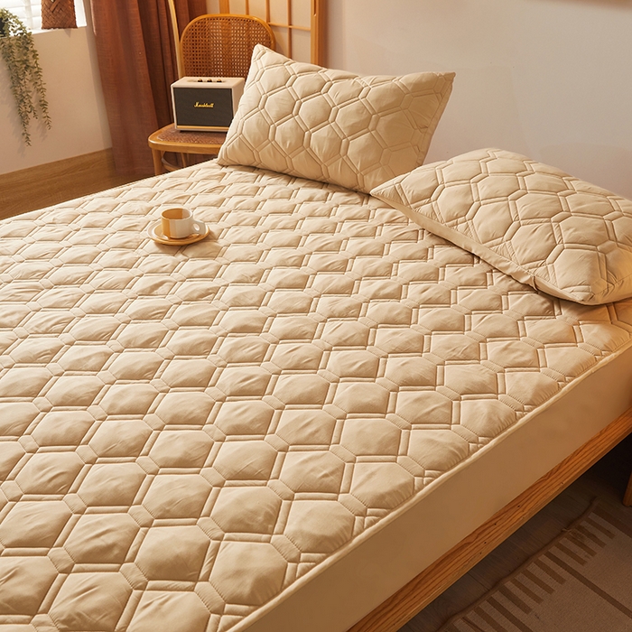 91家纺网 家纺一手货源 找家纺 胜权家纺 2024新款亲肤夹棉格子防水床笠足球驼