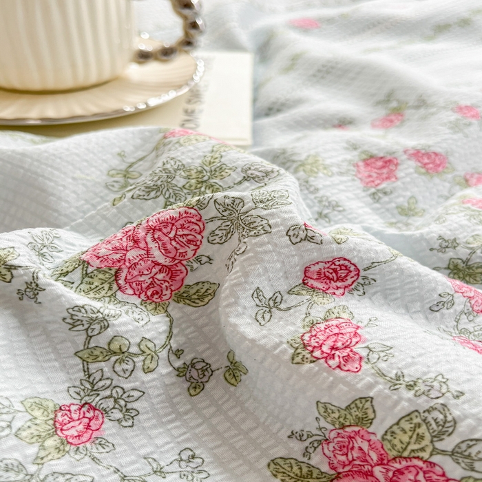 91家纺网 家纺一手货源 找家纺 2024新款泡泡棉小缺角工艺夏被四件套 粉色夏恋