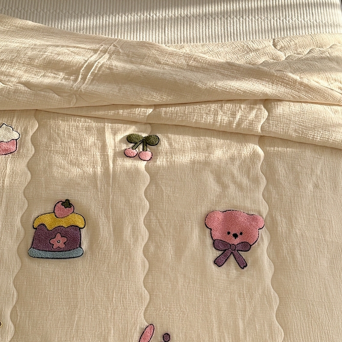 91家纺网 家纺一手货源 找家纺 洋铭区（原狠狠爱）2024新款皱皱纱绣花夏被 萌兔小熊