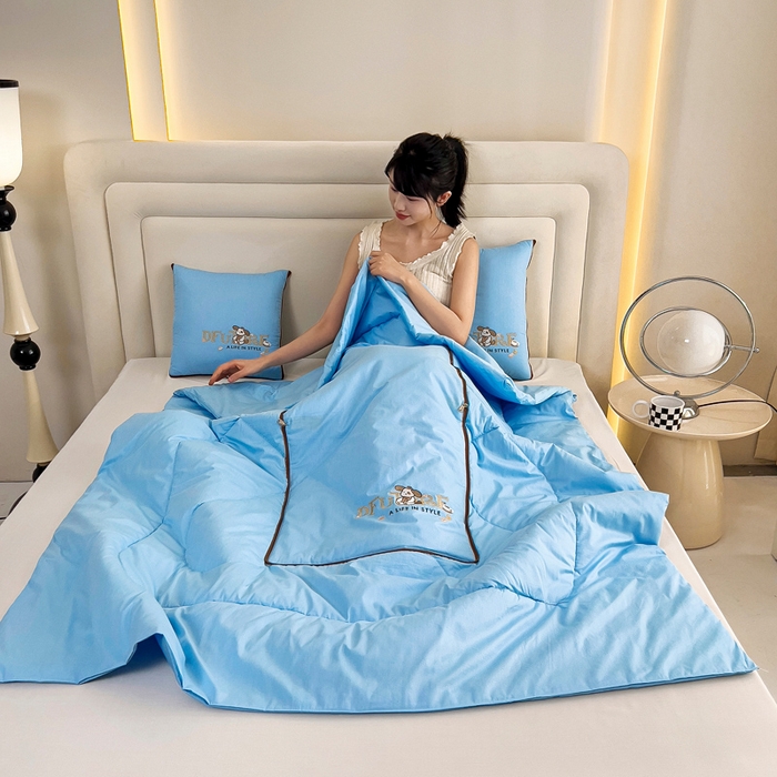 91家纺网 家纺一手货源 找家纺 阳光依佰抱枕被 2024新款纯棉刺绣多功能抱枕被-哈哈狗 哈哈狗-冰川蓝