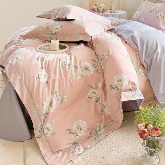 91家纺网 家纺一手货源 找家纺 7V 小清新大宽边100%纯棉法式四件套轻奢13376全棉喷气宽幅长绒棉被套床单床笠套件 落落晨光-粉