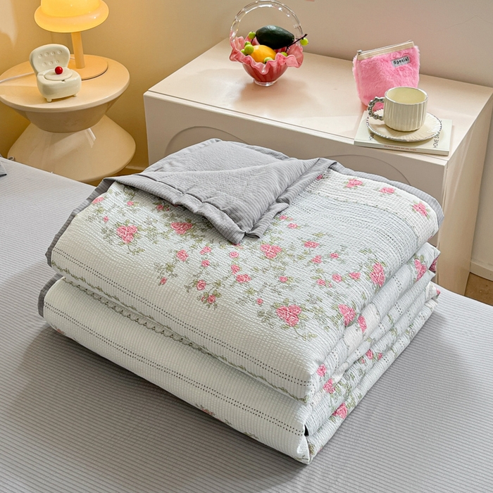 91家纺网 家纺一手货源 找家纺 2024新款泡泡棉小缺角工艺夏被四件套 粉色夏恋