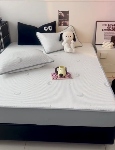 91家纺网 家纺一手货源 找家纺 HL原创 2024新款PE聚乙稀纤维-冰魔豆凉席 星星月亮-灰（平铺款）