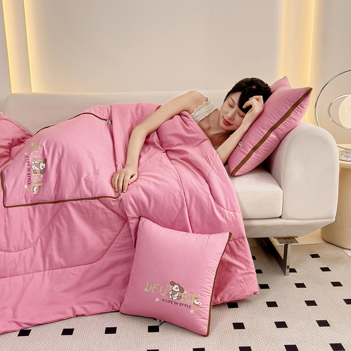 91家纺网 家纺一手货源 找家纺 阳光依佰抱枕被 2024新款纯棉刺绣多功能抱枕被-哈哈狗 哈哈狗-豆沙粉