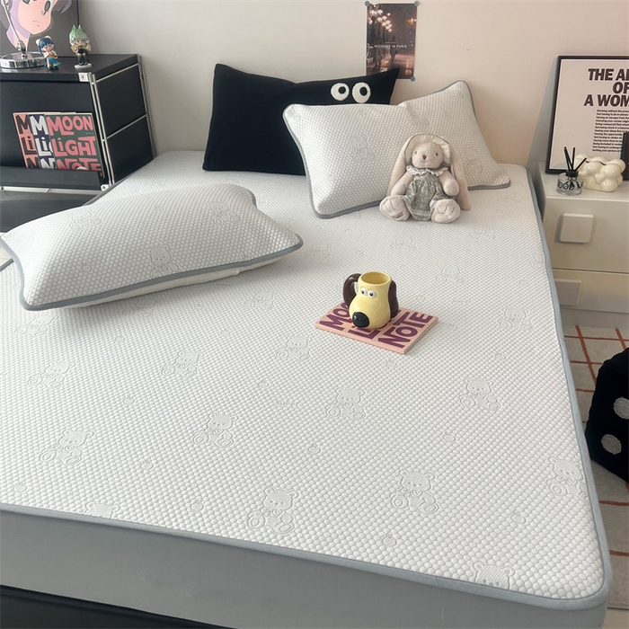 91家纺网 家纺一手货源 找家纺 HL原创 2024新款PE聚乙稀纤维-冰魔豆凉席 小熊-灰（平铺款）