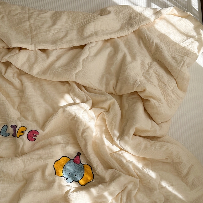 91家纺网 家纺一手货源 找家纺 洋铭区（原狠狠爱）2024新款皱皱纱绣花夏被 甜筒小蓝象