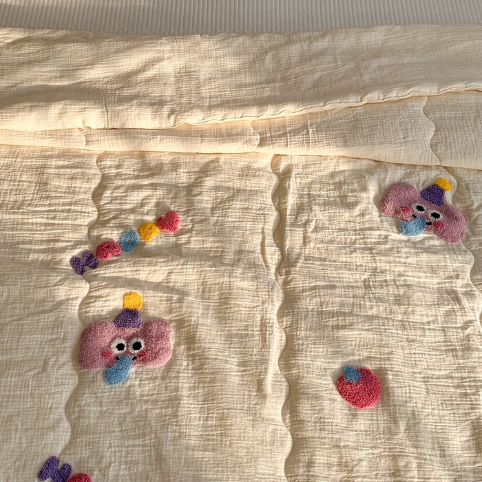 91家纺网 家纺一手货源 找家纺 洋铭区（原狠狠爱）2024新款皱皱纱绣花夏被 糖粉小象