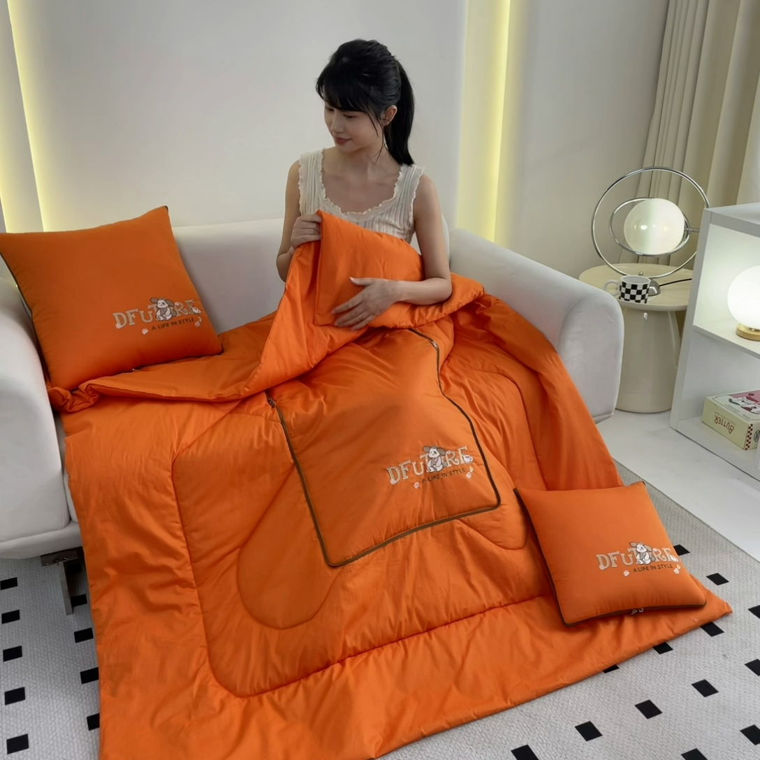 91家纺网 家纺一手货源 找家纺 阳光依佰抱枕被 2024新款纯棉刺绣多功能抱枕被-哈哈狗 哈哈狗-爱玛橙