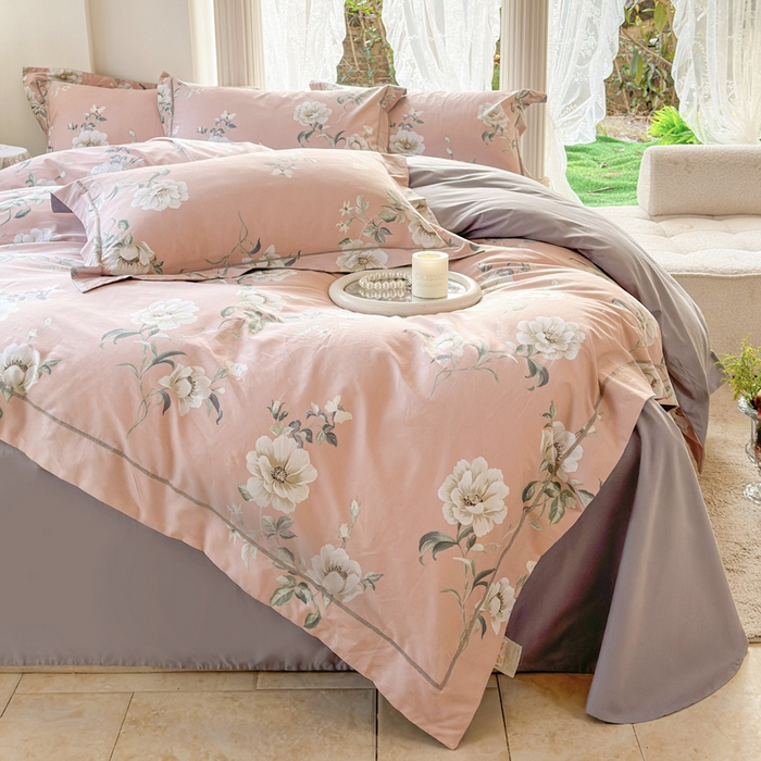 91家纺网 家纺一手货源 找家纺 7V 小清新大宽边100%纯棉法式四件套轻奢13376全棉喷气宽幅长绒棉被套床单床笠套件 落落晨光-粉