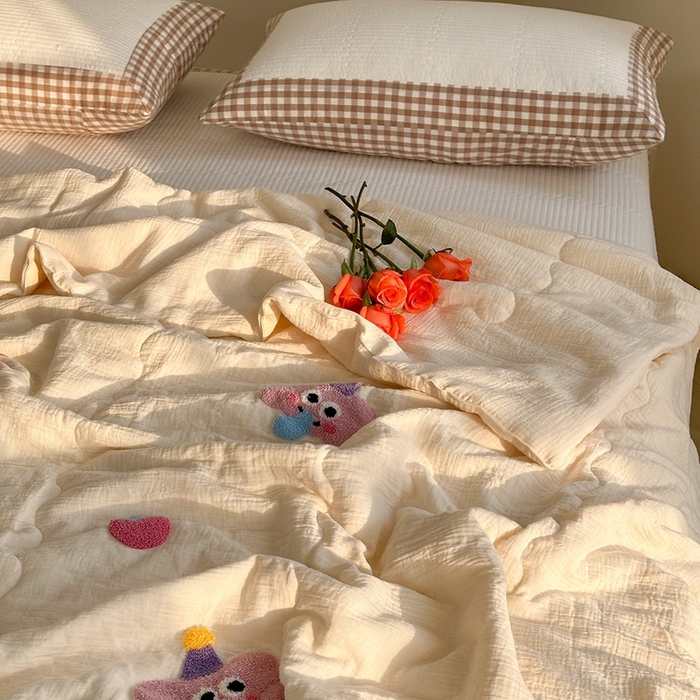 91家纺网 家纺一手货源 找家纺 洋铭区（原狠狠爱）2024新款皱皱纱绣花夏被 糖粉小象