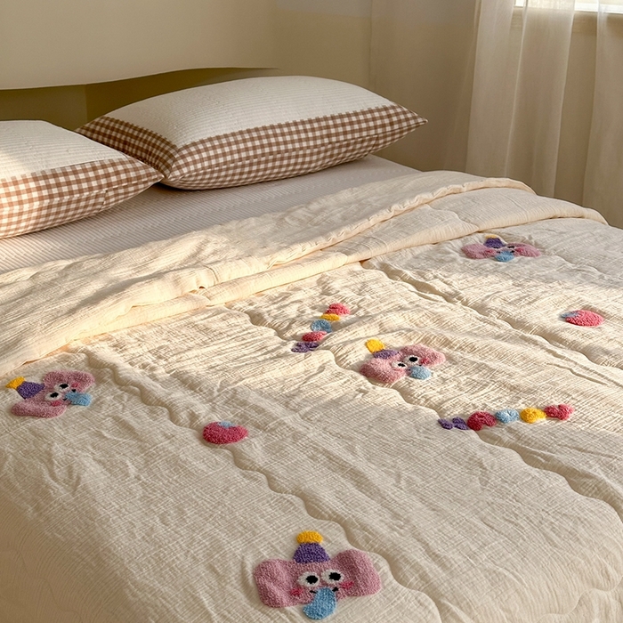 91家纺网 家纺一手货源 找家纺 洋铭区（原狠狠爱）2024新款皱皱纱绣花夏被 糖粉小象