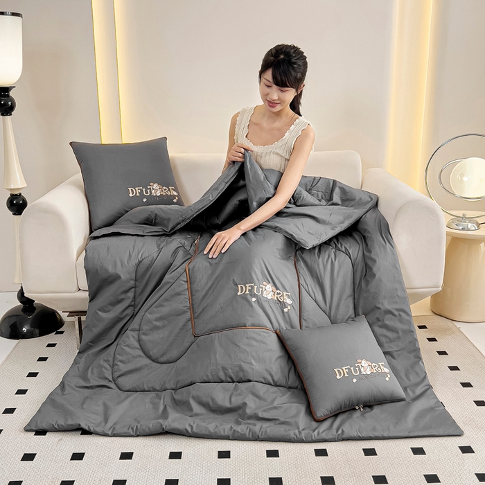 91家纺网 家纺一手货源 找家纺 阳光依佰抱枕被 2024新款纯棉刺绣多功能抱枕被-哈哈狗 哈哈狗-高级灰