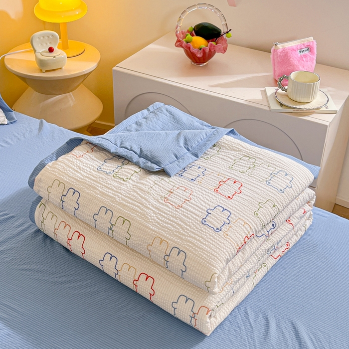 91家纺网 家纺一手货源 找家纺 2024新款泡泡棉小缺角工艺夏被四件套 七彩熊熊