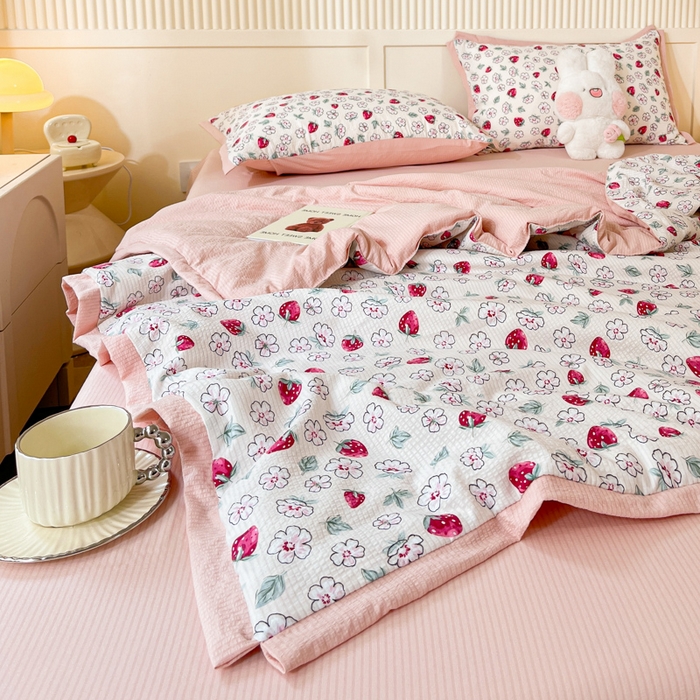 91家纺网 家纺一手货源 找家纺 2024新款泡泡棉小缺角工艺夏被四件套 草莓园