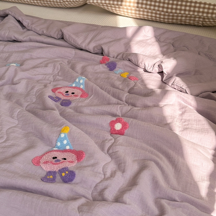 91家纺网 家纺一手货源 找家纺 洋铭区（原狠狠爱）2024新款皱皱纱绣花夏被 微笑派对