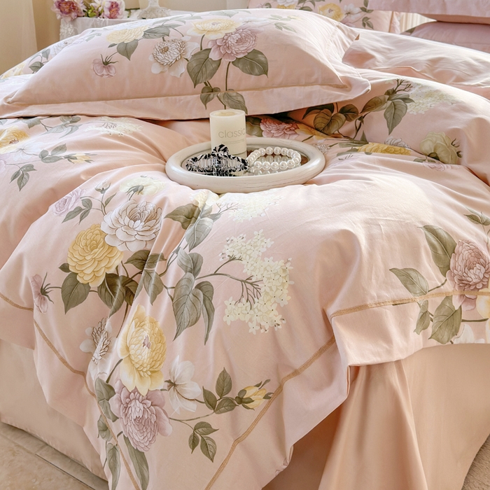 91家纺网 家纺一手货源 找家纺 7V 小清新大宽边100%纯棉法式四件套轻奢13376全棉喷气宽幅长绒棉被套床单床笠套件花绘-粉