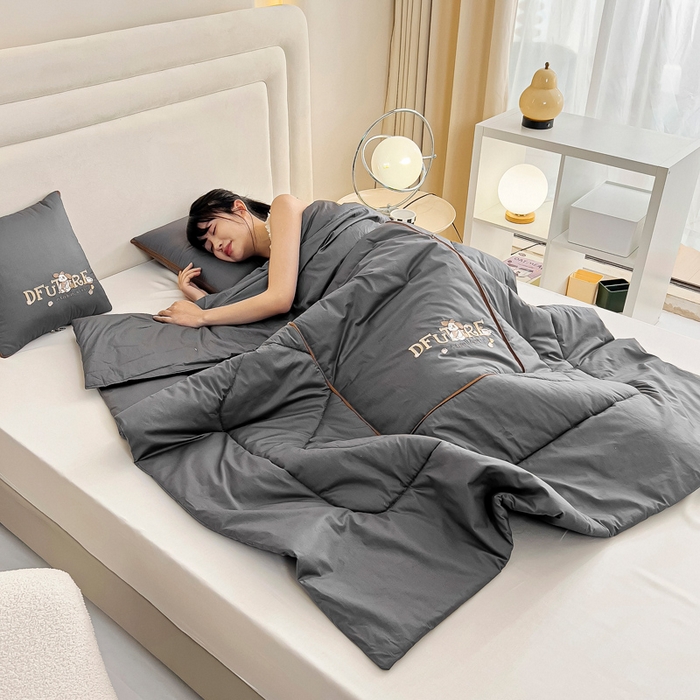 91家纺网 家纺一手货源 找家纺 阳光依佰抱枕被 2024新款纯棉刺绣多功能抱枕被-哈哈狗 哈哈狗-高级灰