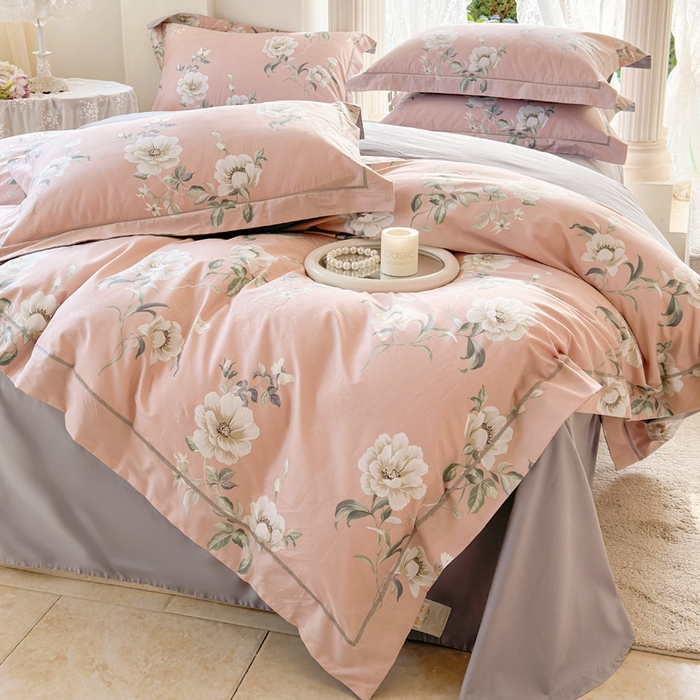 91家纺网 家纺一手货源 找家纺 7V 小清新大宽边100%纯棉法式四件套轻奢13376全棉喷气宽幅长绒棉被套床单床笠套件 落落晨光-粉