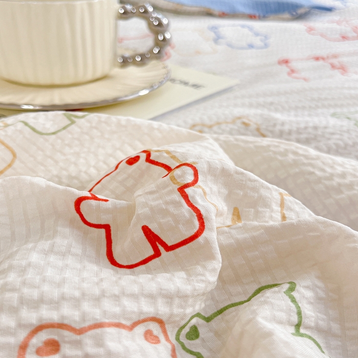 91家纺网 家纺一手货源 找家纺 2024新款泡泡棉小缺角工艺夏被四件套 七彩熊熊