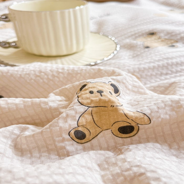 91家纺网 家纺一手货源 找家纺 2024新款泡泡棉小缺角工艺夏被四件套 爱心小熊