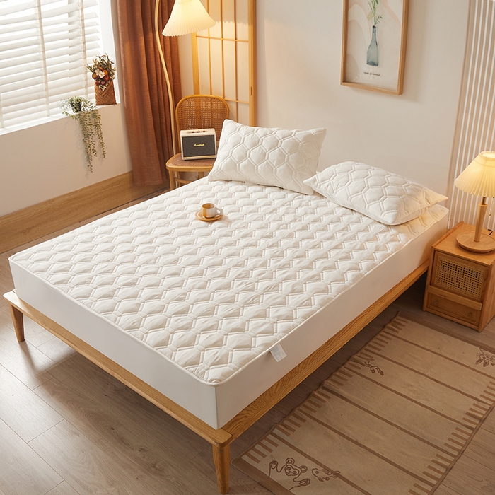 91家纺网 家纺一手货源 找家纺 胜权家纺 2024新款亲肤夹棉格子防水床笠足球白